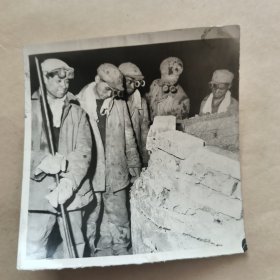 报社流出60年代黑白照片，炼钢工人【22】