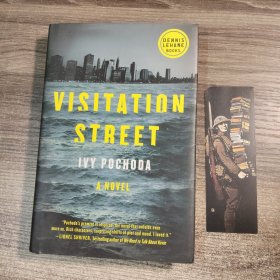 《Visitation Street》签名本、附书签、这是一部小说。故事可能围绕名为“Visitation Street”（探访街）的地方展开，通过独特的叙事手法描绘街道上的人物、生活场景以及发生的一系列事件，展现特定环境下的社会风貌、人际关系和人性特点。书中可能会有复杂的情节线索和鲜活的人物形象，吸引读者深入探索故事背后的内涵。
