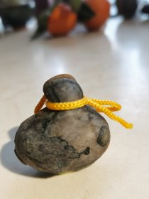 纯正阿拉善眼睛纹玛瑙，一个钱袋原汁原味自然原石，非常可爱的把玩件，适合搭配各种吊坠。自然形成的东西就是具有独特的气质。