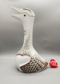 法国利摩日Chabot XO雅文邑大鹅造型酒瓶，1983年产限量款，编号732，仅限量16000瓶。瓷胎手工制作，白瓷胎彩绘羽毛纹路，造型精致。高30cm左右，品相完好，适合收藏摆件。底部有详细生产信息，喜欢的朋友可以入手。长16.5厘米，宽13.5厘米，高27.5厘米。