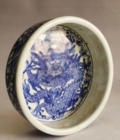 大清康熙年制精工细作满工青花龙纹笔洗，器形规整，老化明显，品相完整，成色如图1