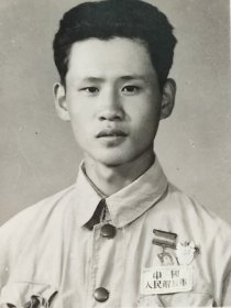 50年代初中国人民解放军佩戴淮海战役纪念章和另外一枚勋章照片