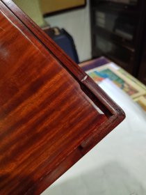 红木盒，糕点盒，做工精细别致，盘内刻有“鸿運高照，紫气东来”，程十发题。