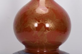 清乾隆珐琅彩砂红地布带金蝴蝶葫芦瓶