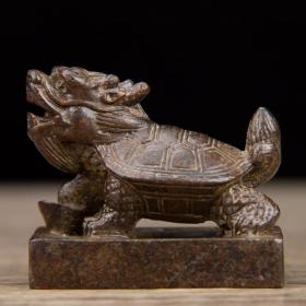 铜龙龟踩元宝小印章。
尺寸： 长5.2宽3.4高4.5厘米       重约0.2KG