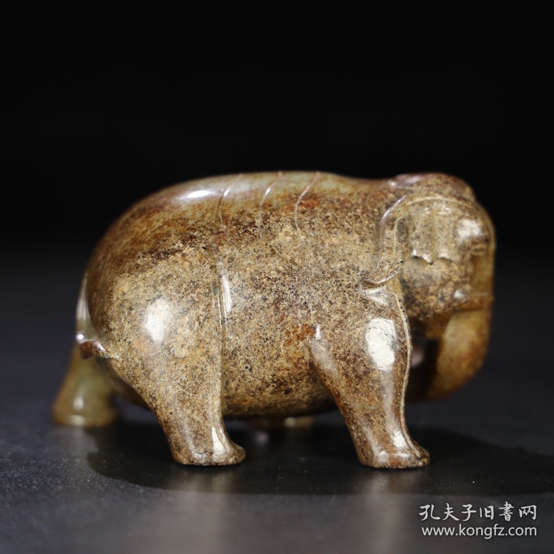 旧藏 和田玉象，玉质细腻油润，包浆老道，尺寸 长 9.6厘米，宽 5.5厘米，高 5.8厘米，重 435.5克