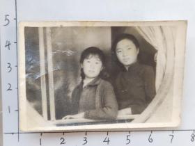1963年俩美女在下关国营旅社合影照片(邹位相册，邹位约1961年毕业于昆工附中，之后就读于昆明工学院)