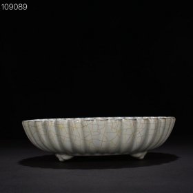宋官窑月白釉菊瓣洗御题铭文7*27厘米
