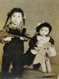 建国早期骑木马和端枪的小姐妹