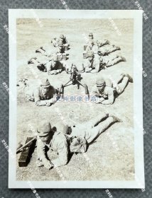 1943年左右 浙江富阳、金华一带作战的日军若松联队机枪队匍匐在地上列阵 原版老照片一枚