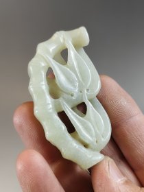 和田玉 节节高 挂件 双面工，技法娴熟，雕琢精美，玉质温润，品相完好。