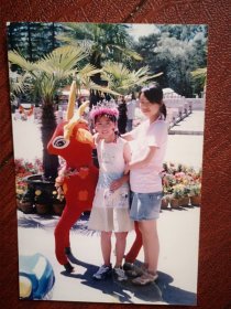 90年代两女孩游吉林市江南公园合影照片一张