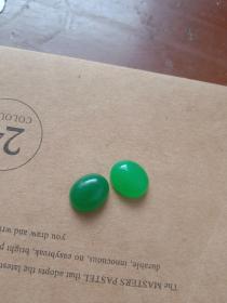 两个绿色的玻璃小蛋面