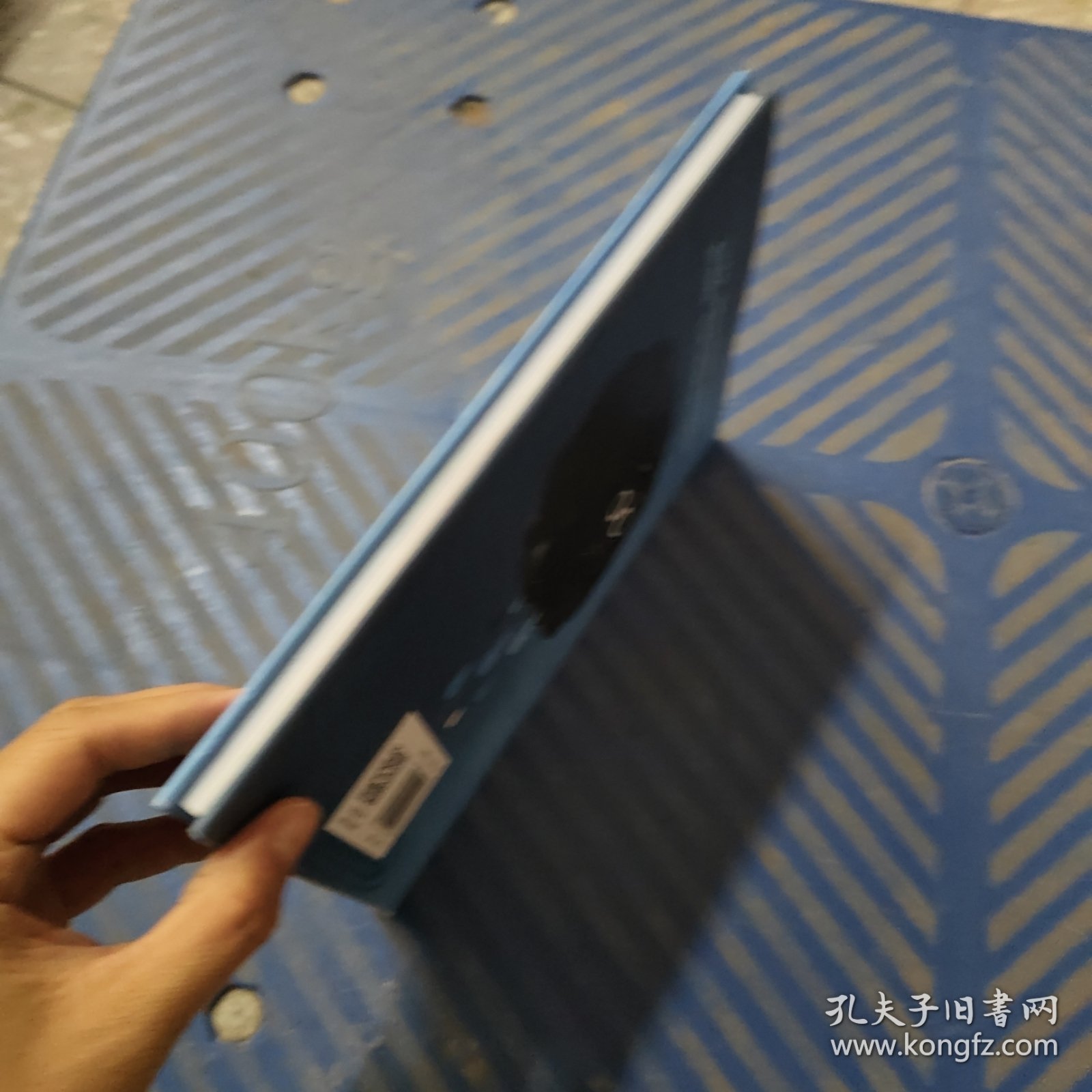 跟着云朵去旅行 跟着云朵四处飘动，和它一起经历变化，了解水循环和天气变化的奥秘。浪花朵朵出品