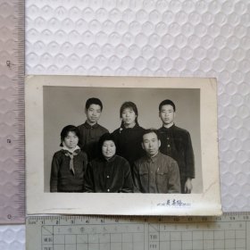 红领巾少年一家人合影老照片
