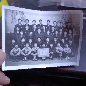 黑白照片 行唐中学田径队合影 1981
