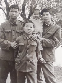 60-70年兄妹四人合影照片