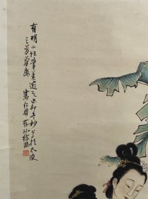 徐操 字燕孙，号霜红楼主，男，河北深县人，生于北京，近代人物画家。曾任北京中国画研究会副主席、中国画院副院长等职，擅长历史故事及古装仕女题材，工笔、写意、白描、重彩皆精，弟子有吴光宇、刘凌沧等 自幼随管念慈、俞明习画，1920年加入中国画学研究会。1926年参与创立湖社，后任北平国立艺专教授。新中国成立后投身连环画创作，参与《三打祝家庄》等作品