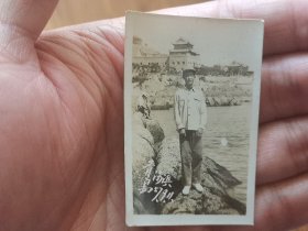 照片：二寸青岛海滨1957年9月11日（背景是青岛水产博物馆还未整修前的样子）