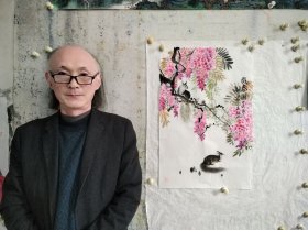 戏春图46×70厘米，宣纸软片未裱，装框图为效果图。 张谦原名张勇，字文进，号天东人，又号游心堂主。张宝珠先生入室弟子，早年随王炳龙老师学习花鸟。现为中国美术家协会会员，山东省美术家协会会员，山东画院画师，中国画创作研究院院聘画家，肥城市第九届十届政协委员。1968年生于山东肥城。2014年考入北京大学艺术学院中国画方向研究生班，就读于范扬工作室