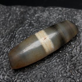 旧藏 多线天珠 尺寸 4.7×1.6厘米，重 16.6克