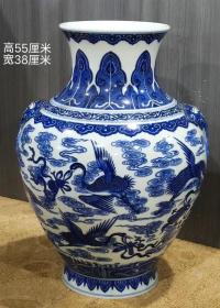 15_美品.款式“大清乾隆年制”精工细作满工精品青花云鹤纹刻瓷兽首衔环兽耳尊，重器，器型周正，釉水肥厚，品相完好如图