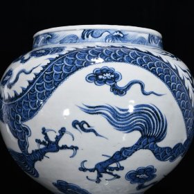元青花龙纹鸡腿罐，高36.5厘米，直径32厘米.