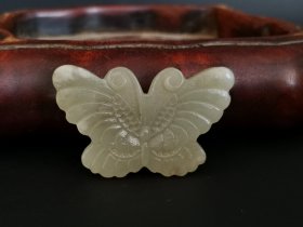 清代中期的纯和田玉白嫩色雕刻而成的，下乡获得，高硬度老玉件玉蝴蝶，罕见老玉老挂件