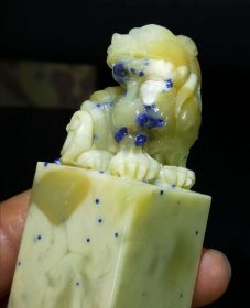 青田封门蓝星，陈年青地老料。资地全软，色彩亮丽，蓝星漂亮！  天然蓝色不多，可遇不可求，值得一玩！ 尺寸:27*27*106 mm