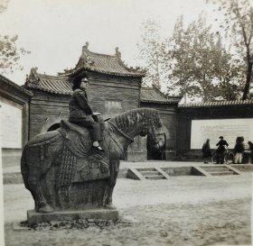 建国后洛阳风景老照戴墨镜的美女在白马寺前留影
