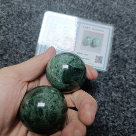 纯天然两个玉石球光滑。盘特别不错。货真价实。这个你在店里没有千儿八百买不到。