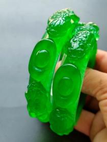 82_漆器盒装顶级冰种帝王绿翡翠手镯，水头足，质地细腻纯净无瑕疵，颜色为纯正、明亮、浓郁、非常漂亮。重162克