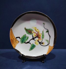 日本昭和早期，柴烧交趾釉重描金花草碟。直径15.5厘米，高2.5厘米。N16