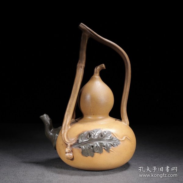 品名：葫芦提梁 底款：蒋蓉 尺寸：14/21cm 容量：450cc 紫砂分类：原矿段泥 底款介绍：蒋蓉（1919年~2008年2月19日），别号林凤，江苏省宜兴市川埠潜洛人。1995年被授予“中国工艺美术大师”称号。 蒋蓉作品曾在全国工业会议上评为“特等奖”，并为周恩来总理出访东南亚等国家制作礼品。 1956年，江苏省人民政府任命她为紫砂工艺“技术辅导”，这在当时历史情况下是工艺界的一种最高荣誉。