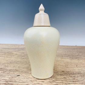 汝瓷卵白釉梅瓶，高21.5厘米，直径12厘米，