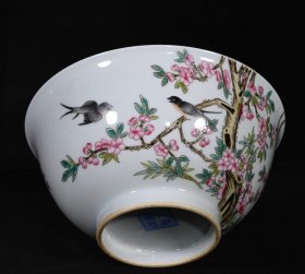 清雍正御制款珐琅彩桃林春燕纹碗一对,高7.3×15.3厘米