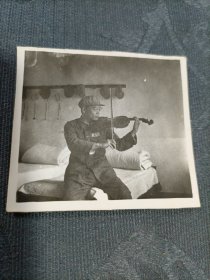 老照片 拉小提琴的军人1954年（罗希陶存）
