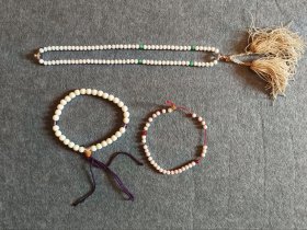 白 三串 日本念珠 长的石质，翡翠隔珠，珠径约5.5mm，短的二串材质不明，所标为总价，一起出。