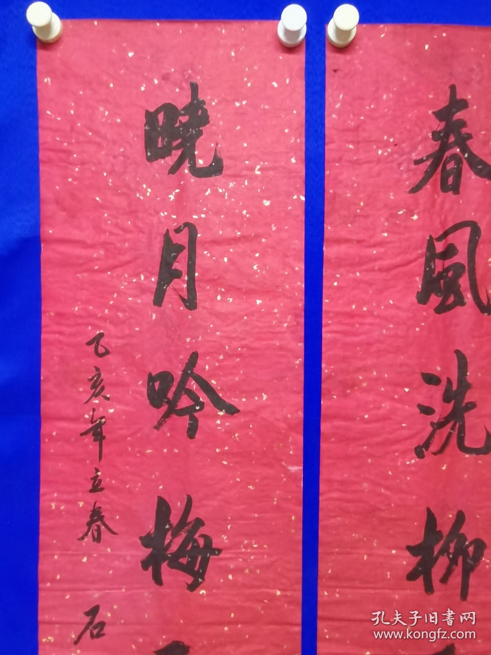 石奇 ，先生，1941年出生于河北枣强（汉代大儒学家董仲舒故里），1967年毕业于解放军上海部队院校文化艺术专业，是国家一级画师，中国文联书画艺术交流中心理事创作员，中国书画名家研究会理事，中国三峡画院花鸟画家，中华书画院副院长，中国当代书法美术名人研究会研究员，北京市东城区书画协会秘书长。石奇 书法 对联 一幅 尺寸130————34厘米 ：编号三