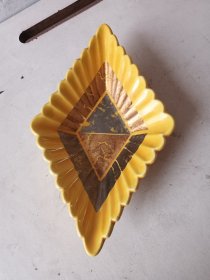 黄釉异形瓷器