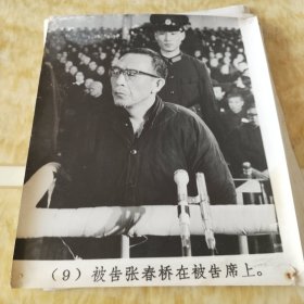 被告张春桥在被告席上