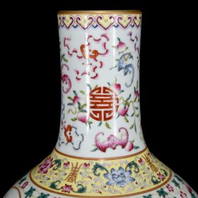 清乾隆粉彩吉祥如意纹瓶，30×22厘米