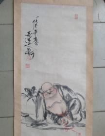 陈荣珂，号墨道山人，1927年生，福建人士，仙游派著名画家，历任国民党的逸仙画院院士等诸多艺术监导之要职。山人幼学儒道，并练笔不辍其人墨法独到，师古而自有得，数十年参悟禅风水墨，主张以水墨线描与墨韵为界。将墨之黑色推至色中之王者地位，数笔墨条之勾勒变已尽显玄，妙，神，墨翰之深邃。山人的作品以人物见长常作弥勒、钟馗、渔翁，达摩等为主。山人在港台、广州、浙江、福建等地区名望较大其作深受诸多藏家的追捧