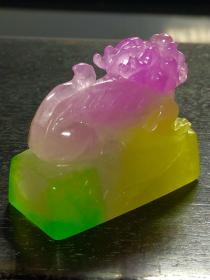 高冰高荧光翡翠多彩印章，选料上乘，冰透水润，立体雕刻，成色漂亮，油润包浆，摆放端正大气，完整全品。Y25