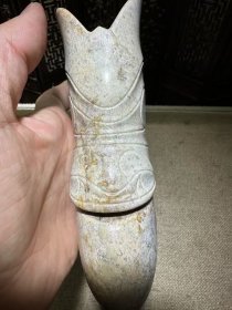 馆藏级红山文化猪龙,整体钙化鸡骨白,透闪石结构,重约1049克。全品完整,傻开门状态,与馆藏同款。适合收藏或摆件,感兴趣的朋友可以联系我。