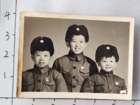 60-70年代三小朋友佩戴毛主席像章合影照片