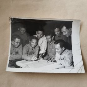 新华社记者罗青摄黑白照片第5809号1960年11月《技术革新的闯将 广州有线电厂工人出身的工程师温根》【24】