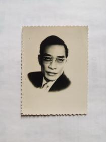 靓元亨，小照片一张。（1892年-1964年），著名粤剧小武演员，原名李雁秋，鹤山人。出身于采南哥童子班，从蛇王苏、周瑜利等学艺，民国初年以《海盗名流》一剧而名燥一时，后自组“永寿年”班，驰誉省港澳及东南亚一带，他在舞台上动作的分寸、角度掌握精确适度，几乎可用尺寸量度，故有“寸度亨”之称。首本戏有《海盗名流》、《蝴蝶杯》、《沙三少》等。弟子有马师曾、廖侠怀、陈非侬等。