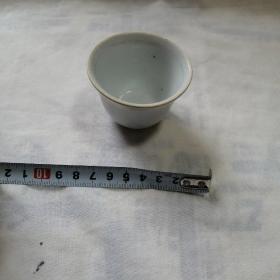 瓷杯1个（完整无缺，杯口直经约6.3cm，杯底直约约2.5cm，高约4.5cm）