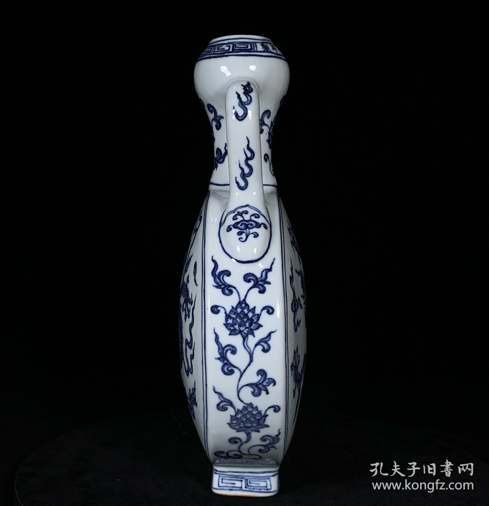 明宣德青花龙纹蒜头扁瓶，高27厘米，直径17厘米